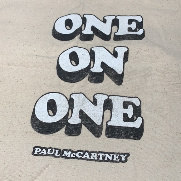 One On One, Paul McCartney tote!! - Picture 4 of 8